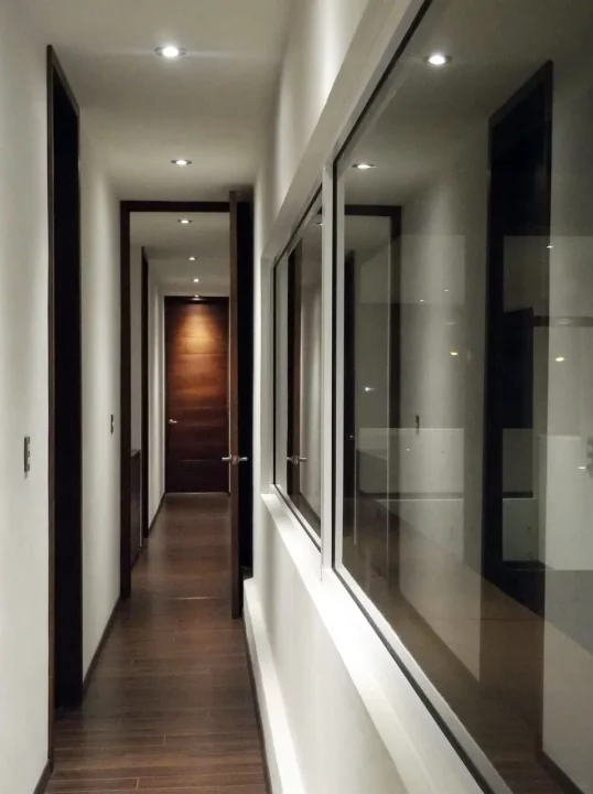 Elegancki korytarz w mieszkaniu